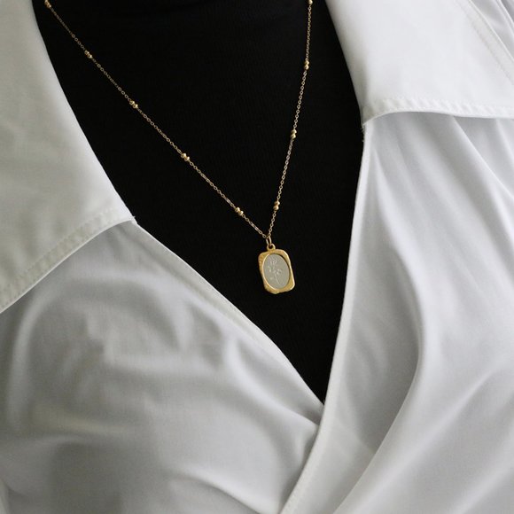 NEW 18K Gold Plated Vintage Retro Rose Flower Magic Mirror Square Necklace - Picture 9 of 10